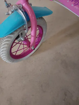 Bicicleta infantil rosa con cesta
