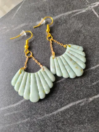Pendientes abanico verde con detalles dorados