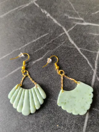 Pendientes abanico verde con detalles dorados