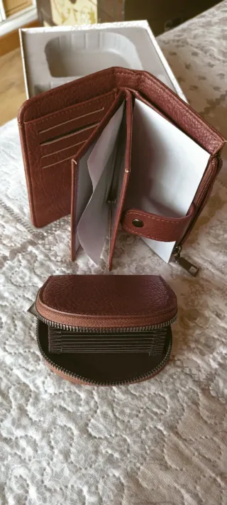 Cartera y tarjetero marrón nuevo
