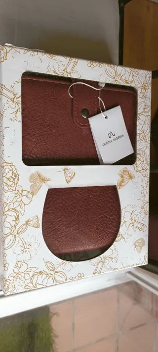 Cartera y tarjetero marrón nuevo