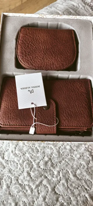 Cartera y tarjetero marrón nuevo