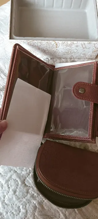 Cartera y tarjetero marrón nuevo