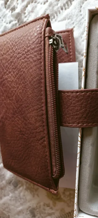 Cartera y tarjetero marrón nuevo