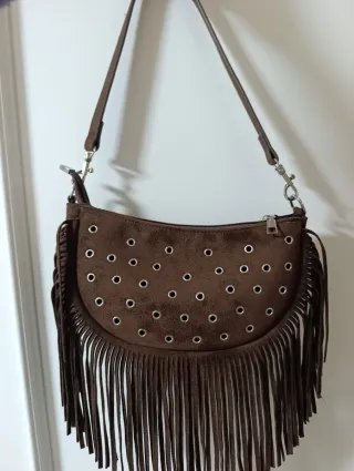 Bolso marrón con flecos y tachuelas