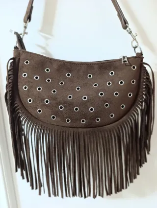 Bolso marrón con flecos y tachuelas