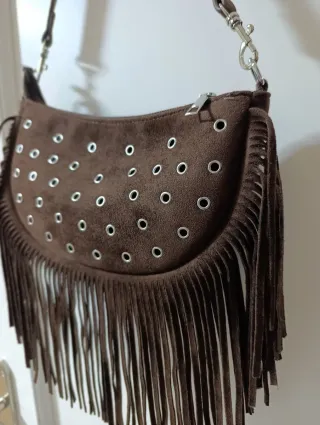 Bolso marrón con flecos y tachuelas