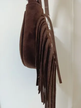 Bolso marrón con flecos y tachuelas