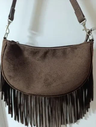 Bolso marrón con flecos y tachuelas