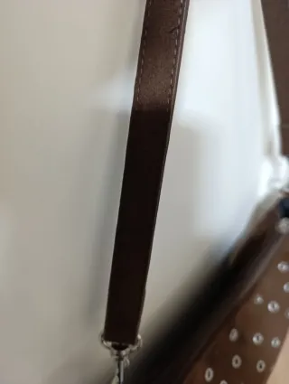 Bolso marrón con flecos y tachuelas