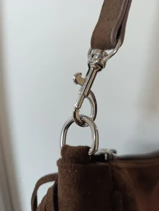 Bolso marrón con flecos y tachuelas