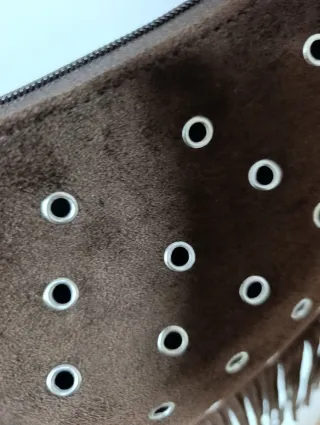 Bolso marrón con flecos y tachuelas