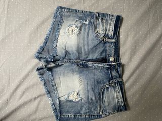 Pantalón corto vaquero desgastado