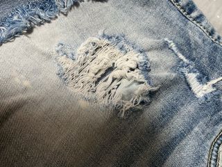 Pantalón corto vaquero desgastado