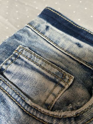 Pantalón corto vaquero desgastado