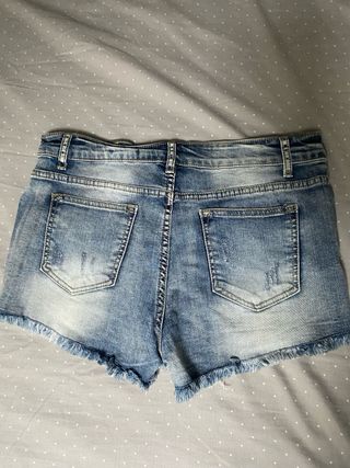 Pantalón corto vaquero desgastado