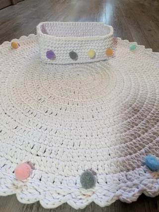 Alfombra y Canasta Tejida Multicolor