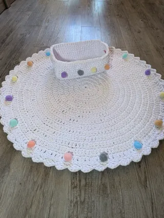 Alfombra y Canasta Tejida Multicolor