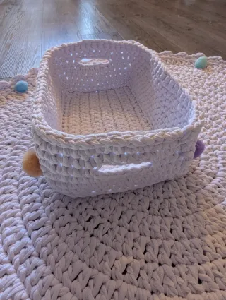 Alfombra y Canasta Tejida Multicolor