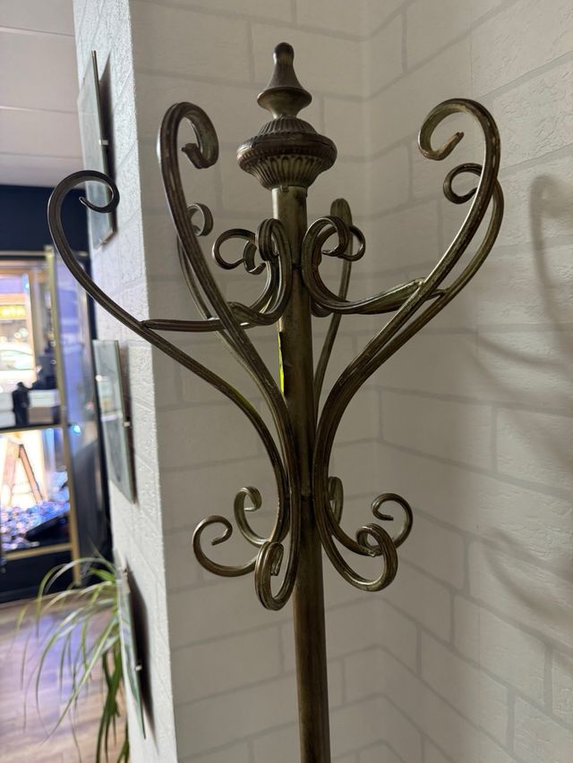 Perchero antiguo de metal dorado