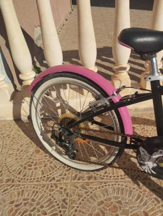 Bicicleta B Twin rosa y negra