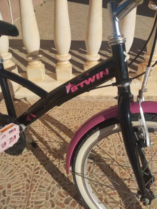 Bicicleta B Twin rosa y negra