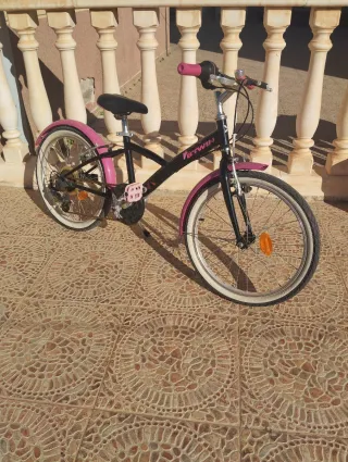 Bicicleta B Twin rosa y negra