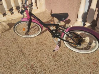 Bicicleta B Twin rosa y negra