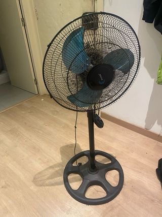 Ventilador de pie negro