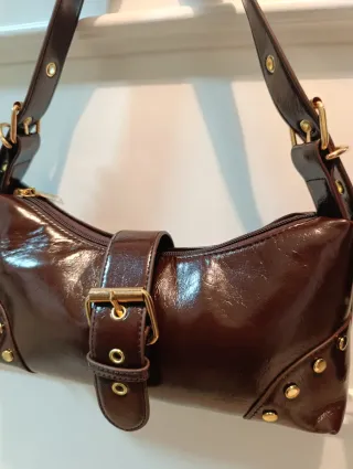 Bolso marrón con hebilla y tachuelas