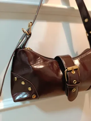 Bolso marrón con hebilla y tachuelas