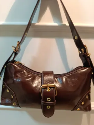 Bolso marrón con hebilla y tachuelas