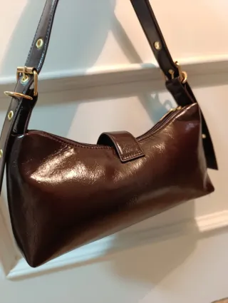 Bolso marrón con hebilla y tachuelas