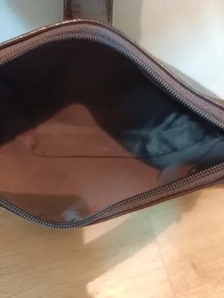 Bolso marrón con hebilla y tachuelas