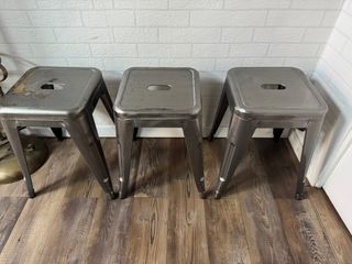 Banquetas metálicas apilables (Set de 3) 15€por uu