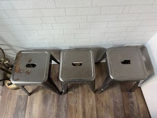 Banquetas metálicas apilables (Set de 3) 15€por uu