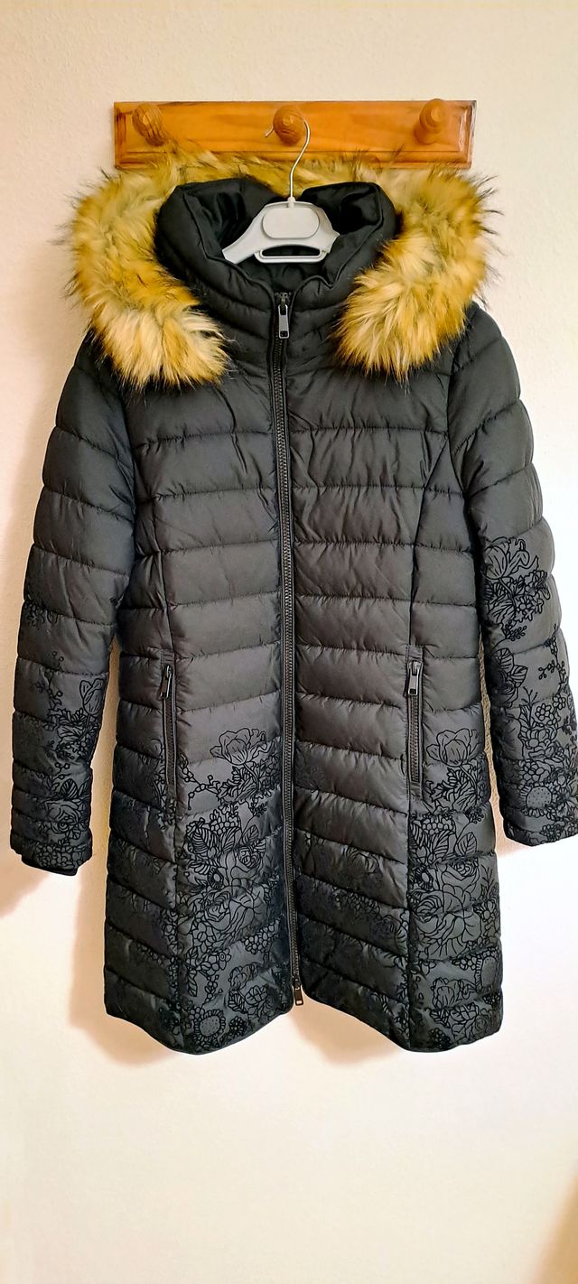 Abrigo largo de mujer con bordado floral y capucha