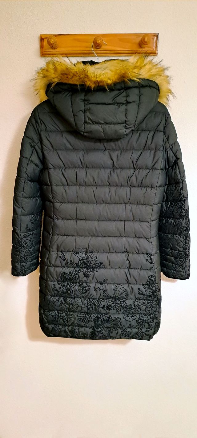 Abrigo largo de mujer con bordado floral y capucha