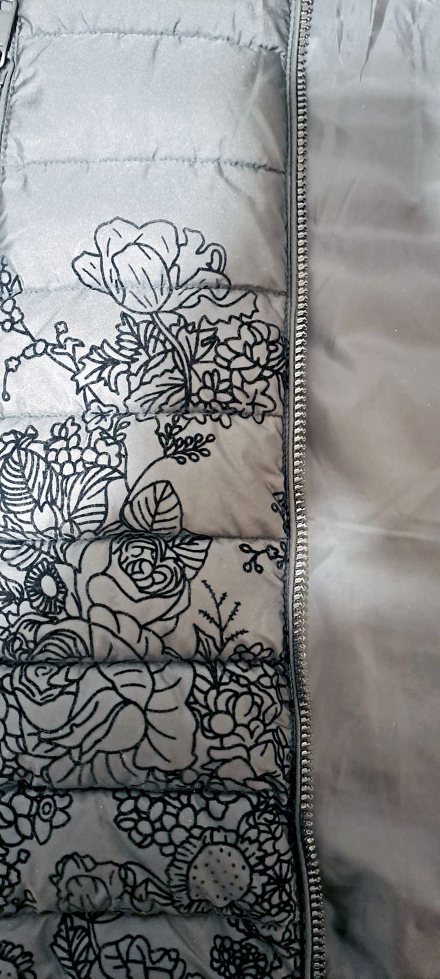 Abrigo largo de mujer con bordado floral y capucha