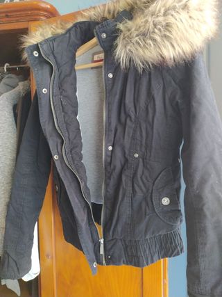 Abrigo negro con capucha de pelo