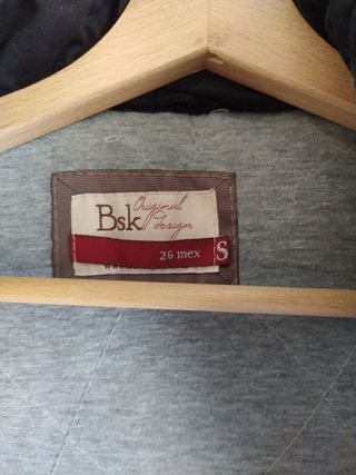 Abrigo negro con capucha de pelo