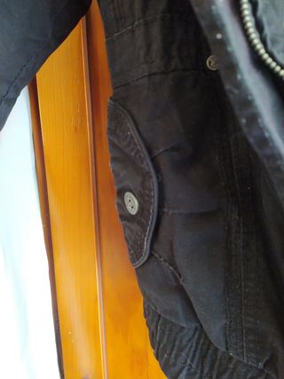 Abrigo negro con capucha de pelo