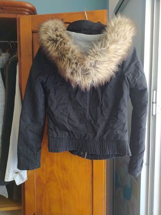 Abrigo negro con capucha de pelo