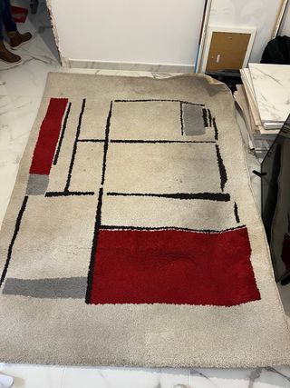 Alfombra Beige y Roja Diseño Moderno