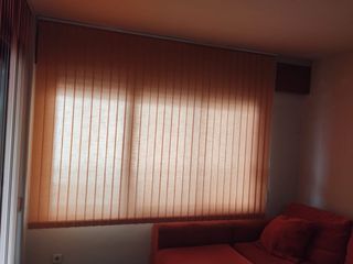 Tenda a rullo arancione in tessuto