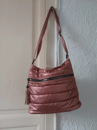 Bolso rosa acolchado con cremallera