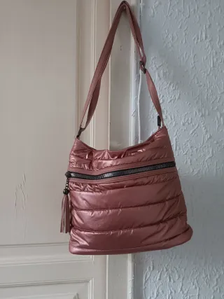 Bolso rosa acolchado con cremallera