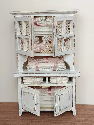 Credenza miniatura per casa delle bambole