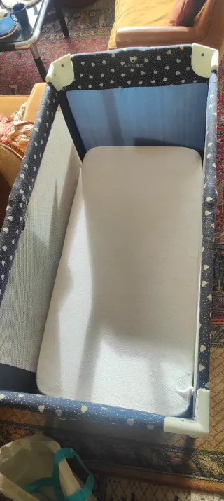 Cuna de viaje con estampado de corazones