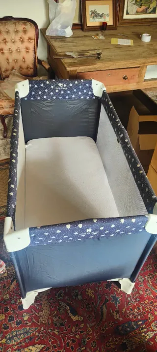 Cuna de viaje con estampado de corazones